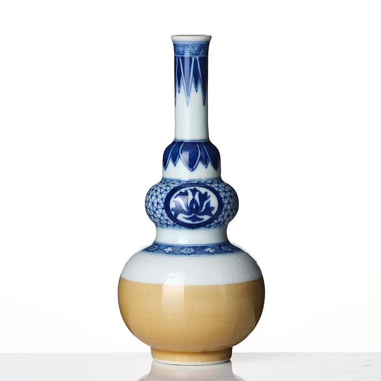 A blue and white vase, Qing dynasty, Kangxi (1662-1722).