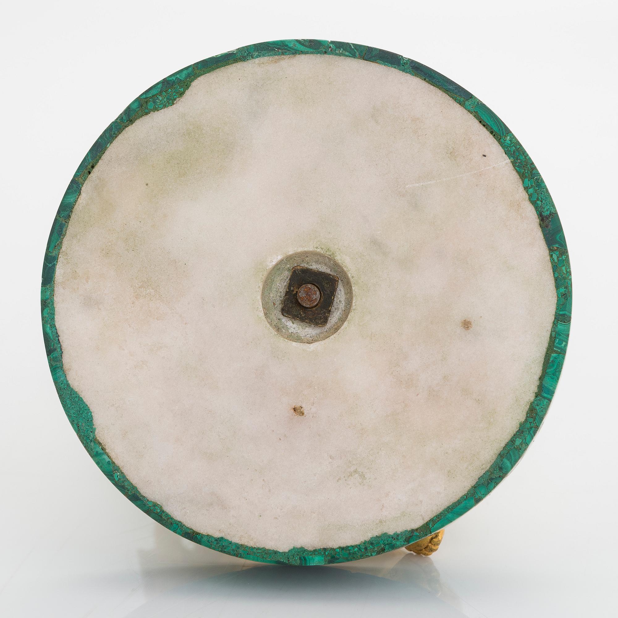 Ljusstake, förgylld mässing och malakitfanér, Ryssland, 1800-talets andra hälft.
