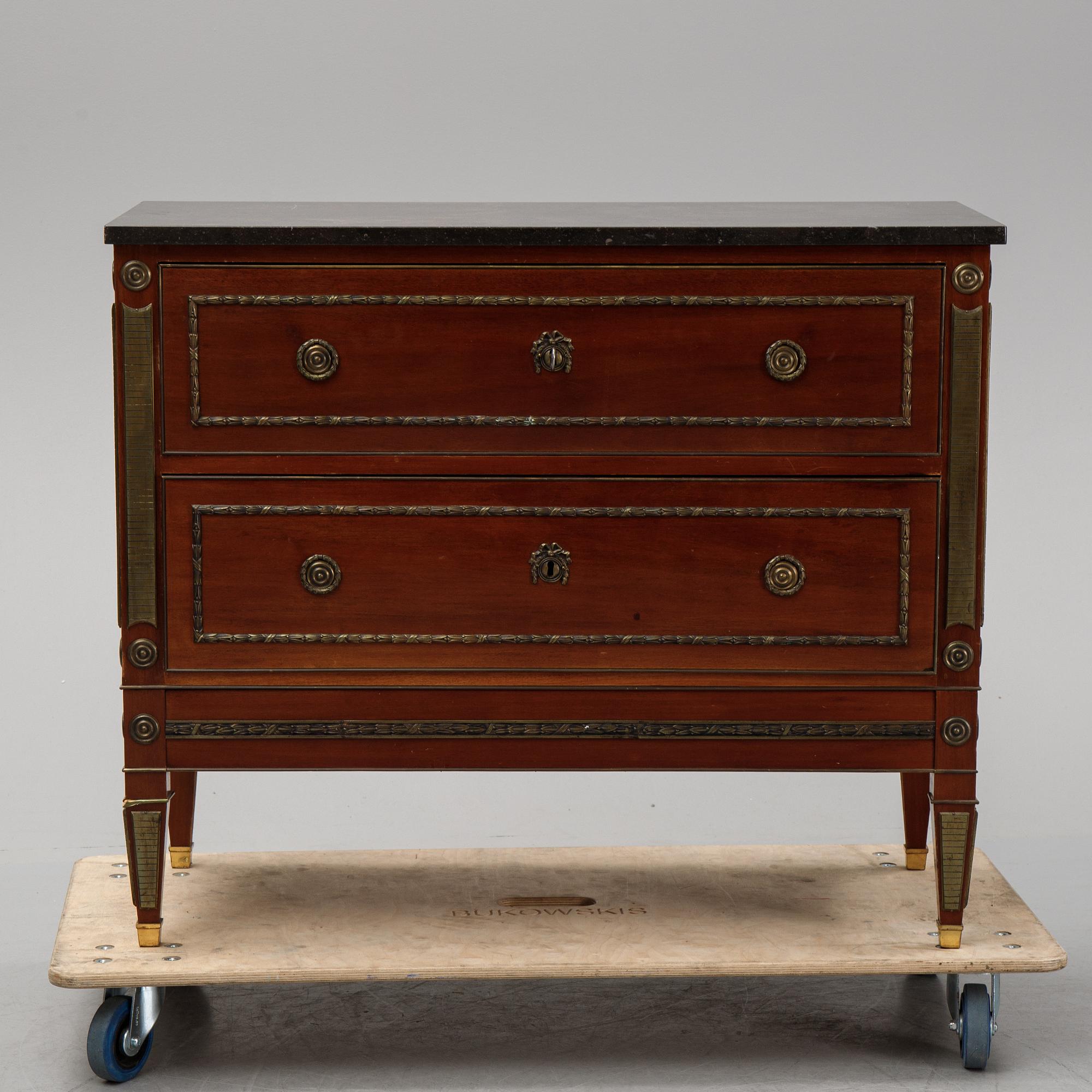A gustavian style chest of drawers. First half of the 20th century.