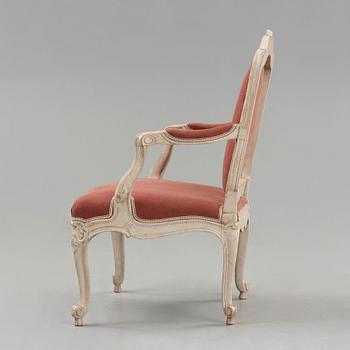 KARMSTOL. Stockholmsarbete, i Olof Höglanders art (mästare i Stockholm 1750-1765). Rokoko. En senare kopia medföljer.