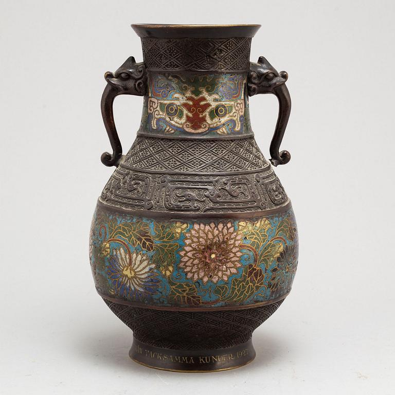 A Chinese cloisonne vase, early 20th century.