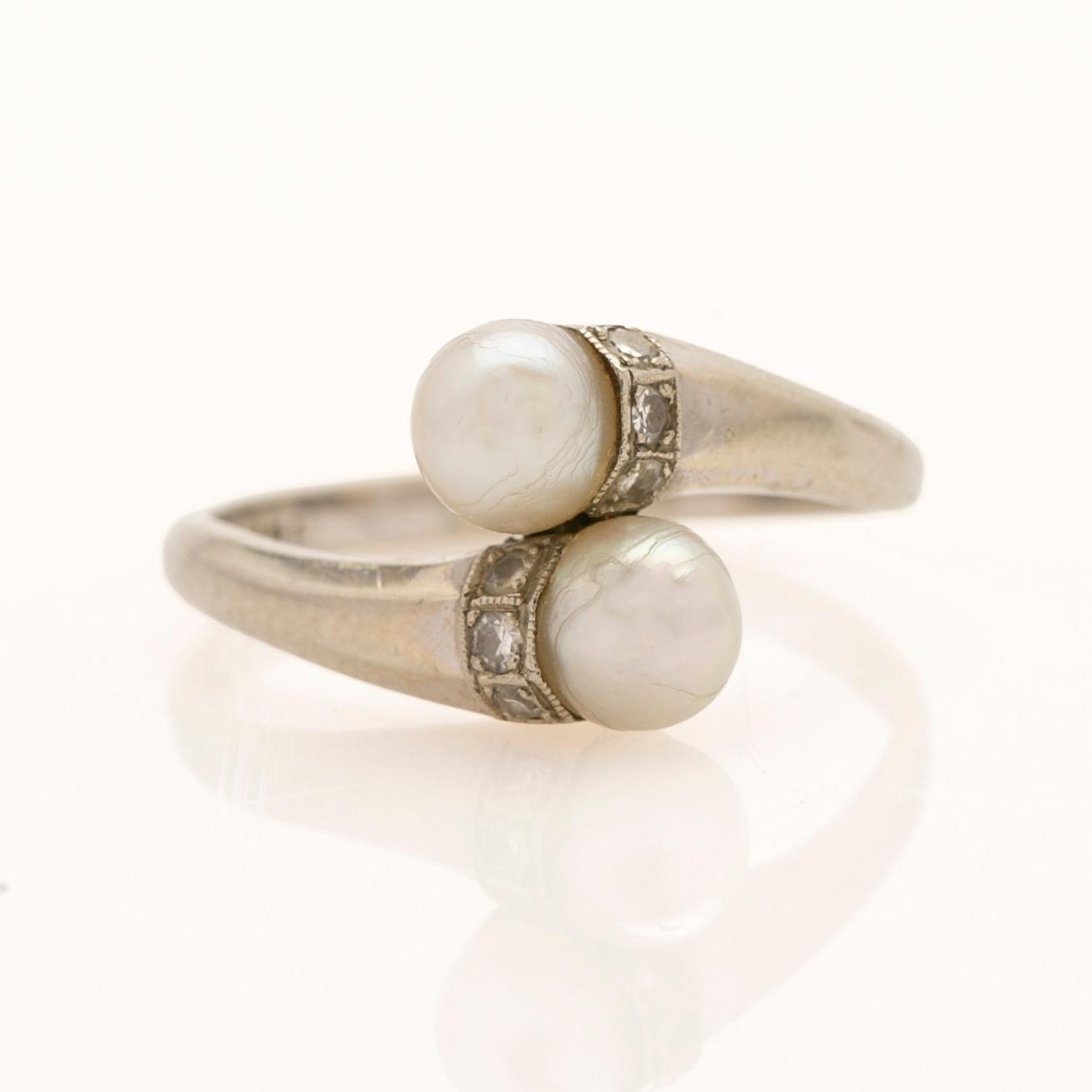 Ring in 18K gold with two pearls and brilliant-cut diamonds.