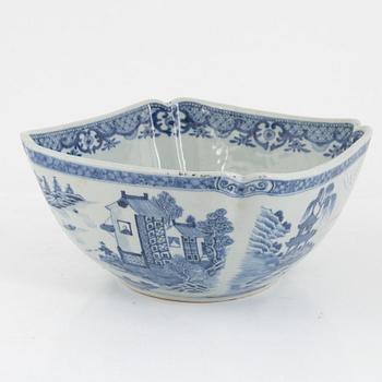 A blue and white bowl, Qing dynasty, Qianlong (1736-95).