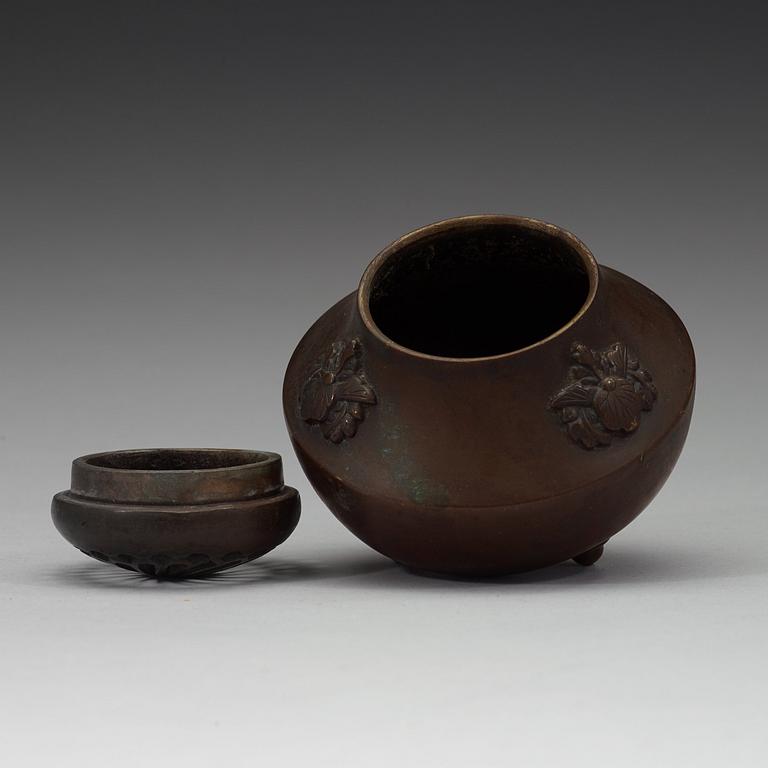 A bronze censer with cover, late Qing dynasty, circa 1900.