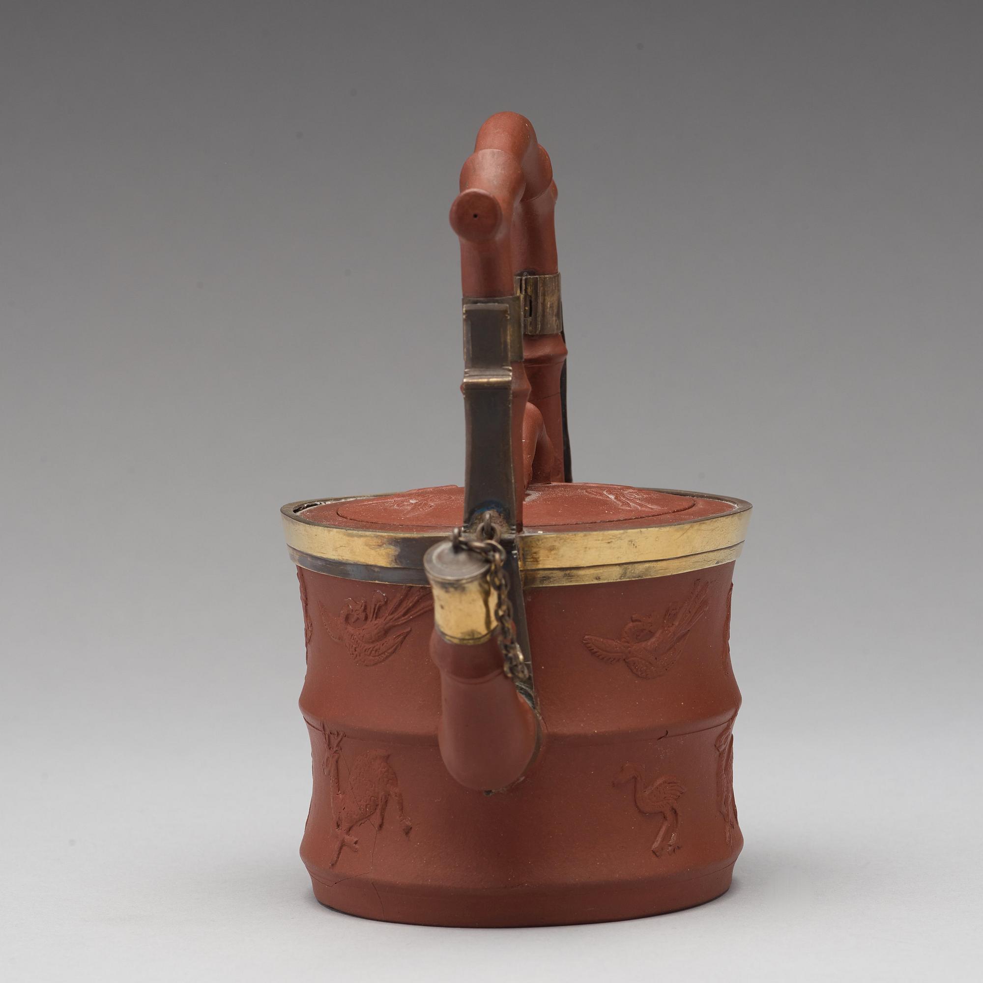 TEKANNA med LOCK, yixinggods med metallmontering. Qingdynastin, troligen 1700-tal.