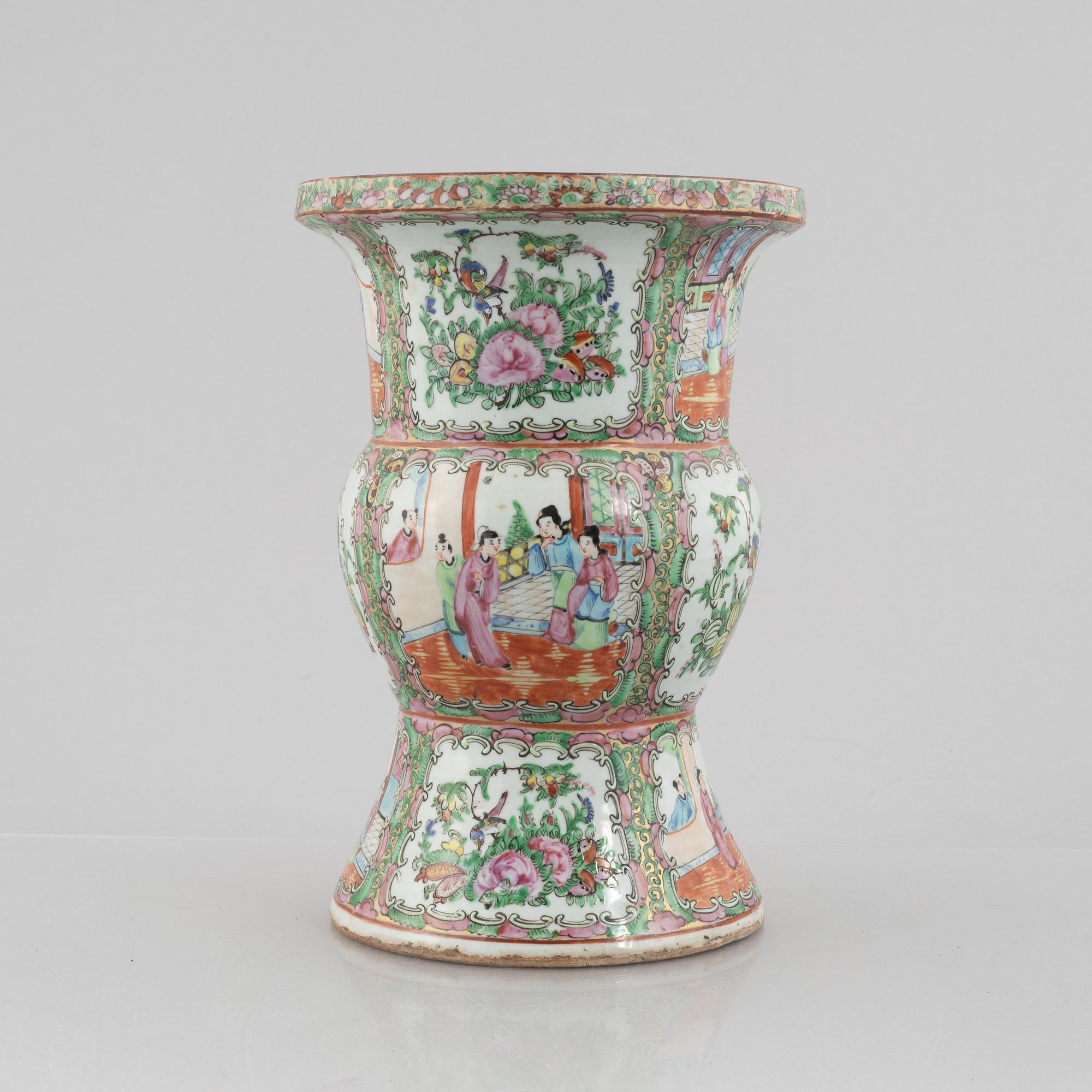A Canton porcelain vase, China, Qing dynasty, around 1900.