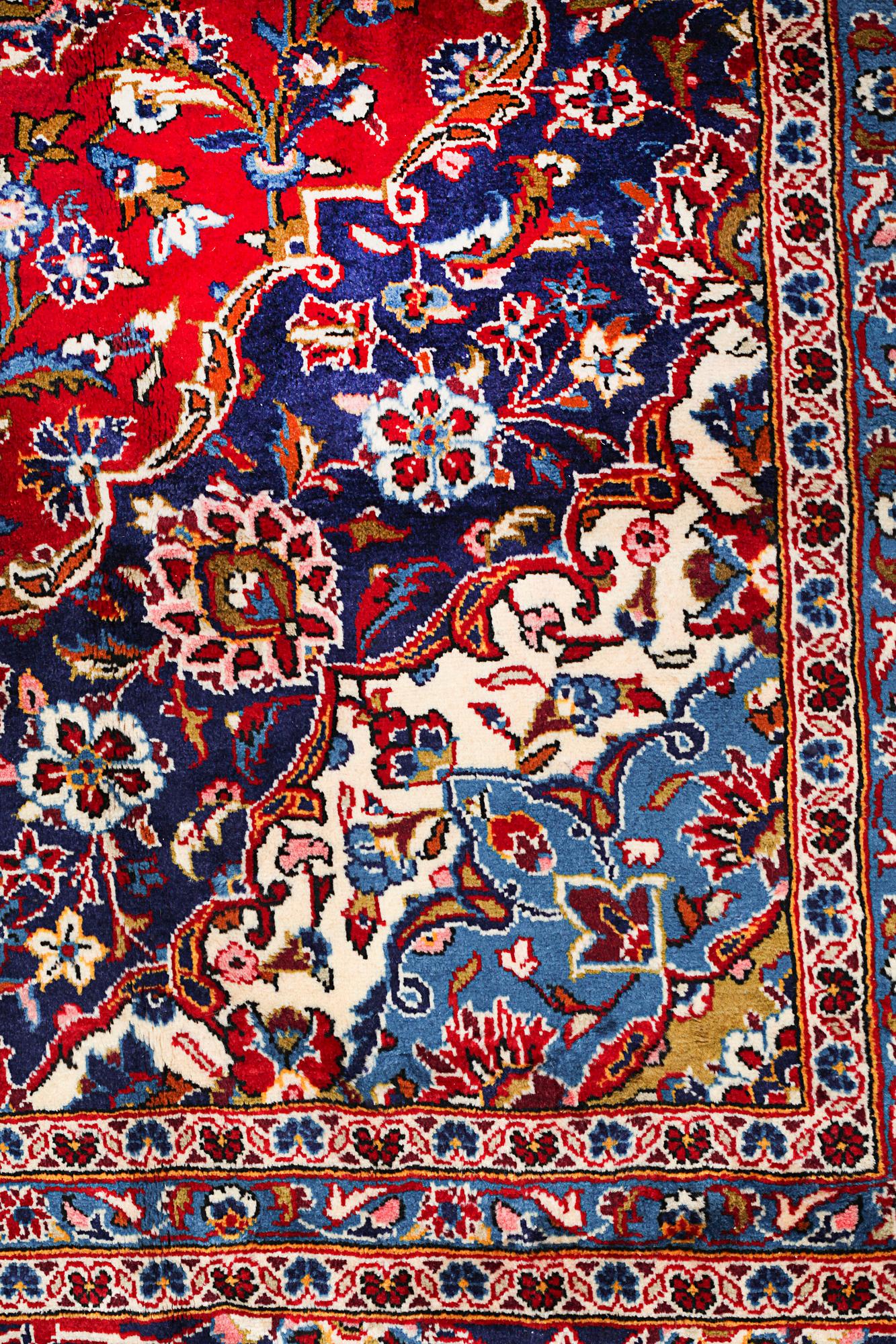A Keshan rug, ca 420 x 290 cm.