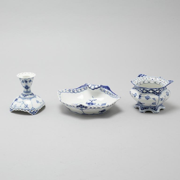 64 pieces of porcelain tableware from Royal Copenhagen, model "Musselmalet", 20th century.