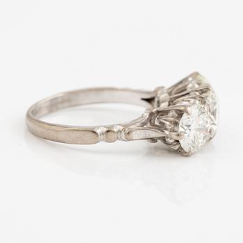 Ring, trestensring, 18K vitguld med tre briljantslipade diamanter.