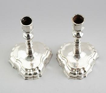 LJUSSTAKAR, 1 par, argent haché, barock, 1700-tal.