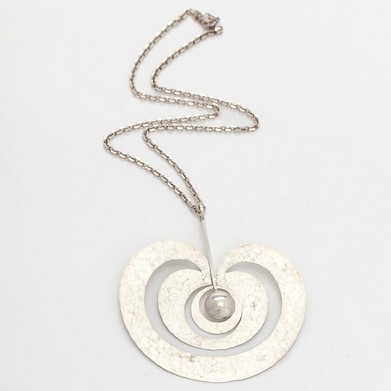 Tapio Wirkkala, kaulakoru, "Omena", hopeaa, Kultakeskus 1975.