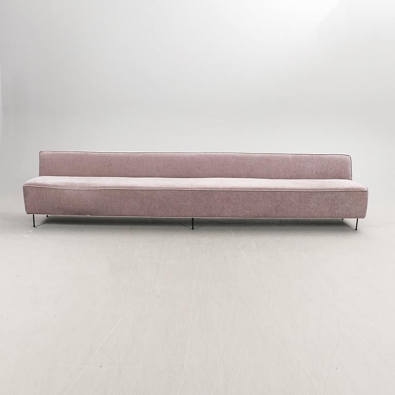 An 2021 sofa Modern Line' by Greta Magnusson Grossman, produced by Gubi.