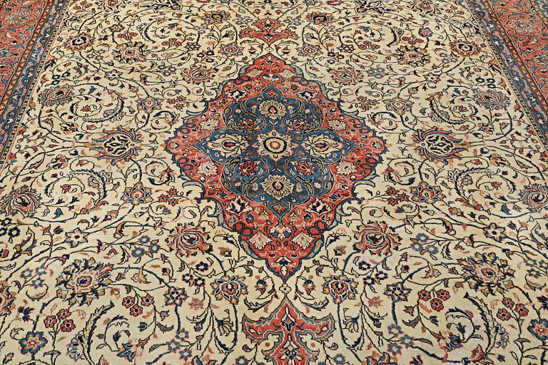 A Sarouk carpet, c. 400 x 284 cm.