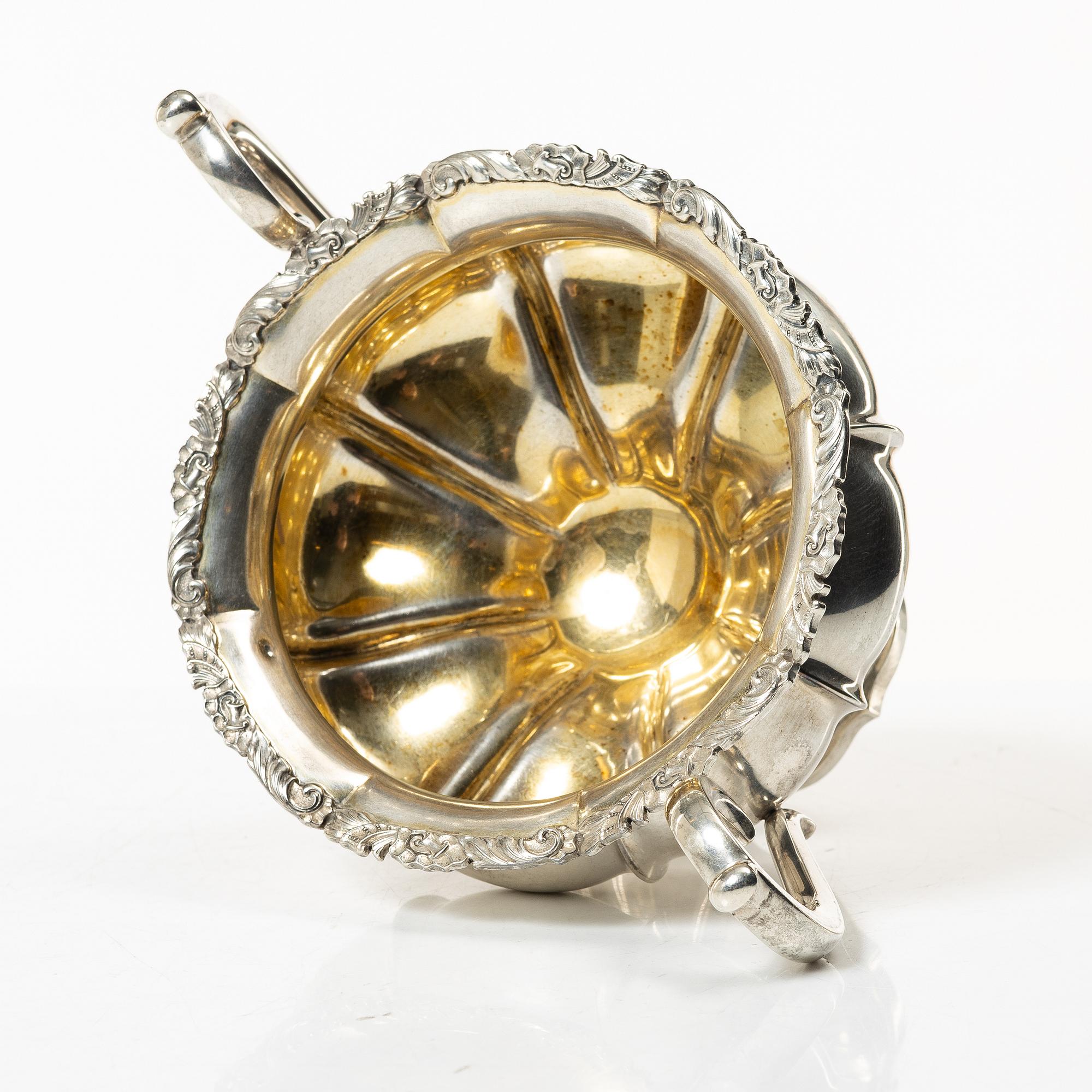 A sugar bowl with sugar tongs, silver, marks of Finlands Guldsmeds ab, Turku 1913 and Kuopios Guldsmed Ab, Oulu 1929.