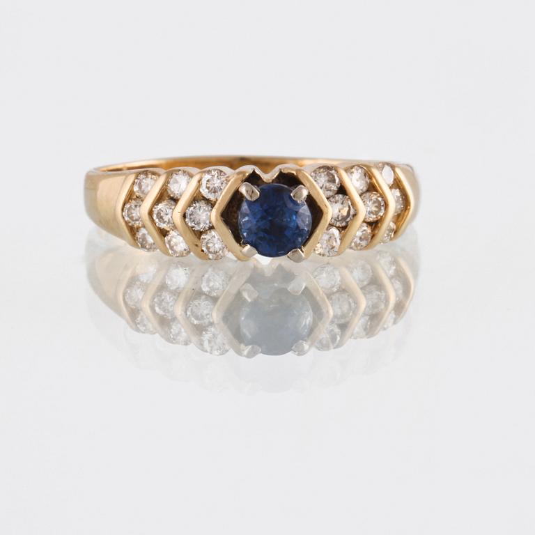 RING, 14K guld med fasettslipad blå safir samt 18 briljantslipade diamanter, utländska stämplar. Vikt 3,7 gram.
