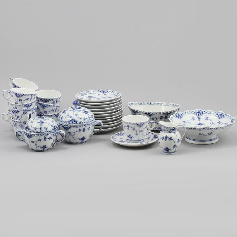 KAFFESERVIS, 17 delar, porslin, "Musselmalet", Royal Copenhagen, 1900-talets andra hälft.