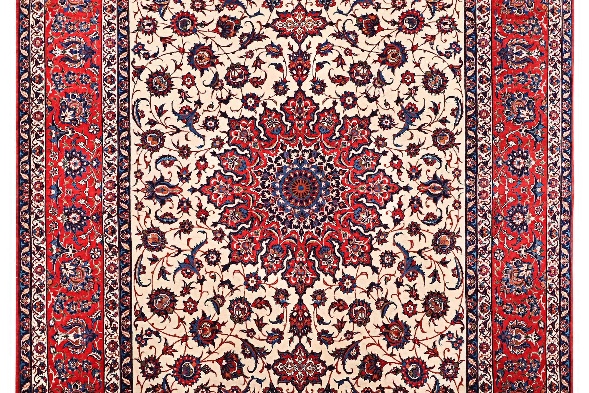 An Esfahan carpet, c. 320 x 208 cm.