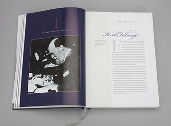 BOK, "Fabergé ja hänen suomalaiset mestarinsa" Ulla Tillander-Godenhielm, Tammi, Helsingfors 2008. Numrerad 1800/1619.