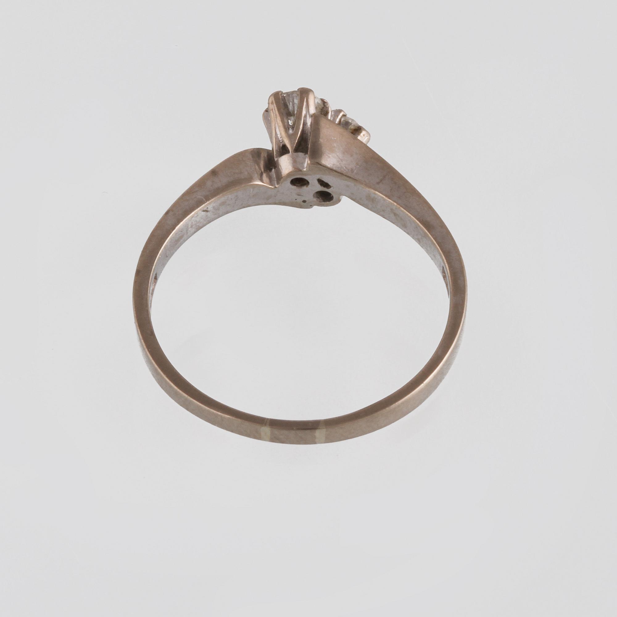RING, 18K vitguld med 2 briljantslipade diamanter 0.30 ct, Gustav Dahlgren & Co, Malmö, 1973. Vikt 2,9 gram.