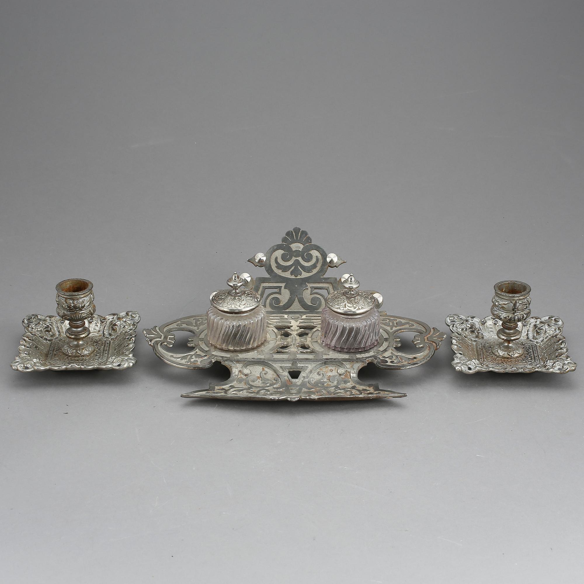 SKRIVBORDSUPPSATS, 3 delar, förnicklat gjutjärn, Jernbolaget Eskilstuna, tidigt 1900-tal.