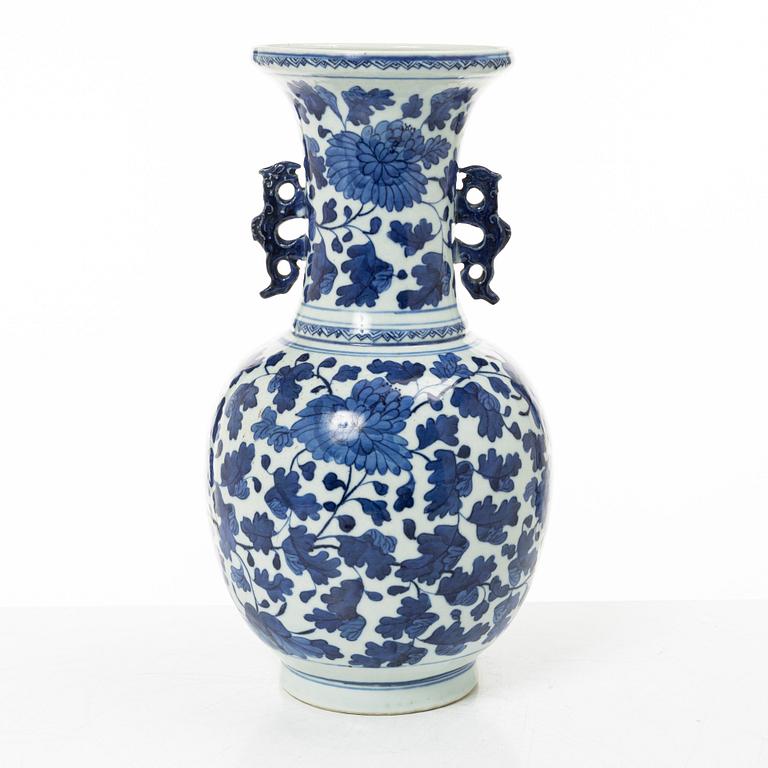 Vas, porslin. Kina, 1900-tal.