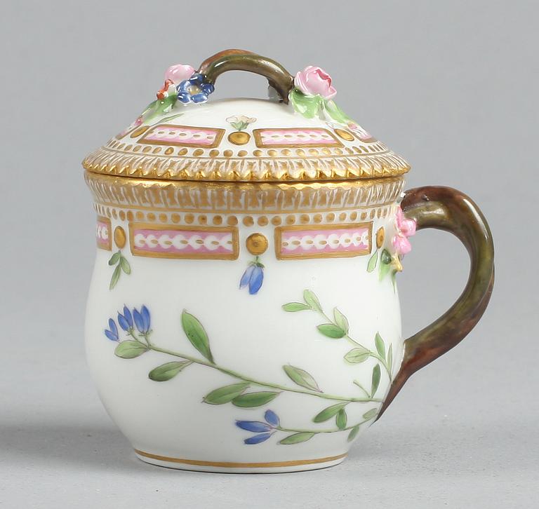 CREMEKOPP MED LOCK, porslin. Royal Copenhagen "Flora Danica".