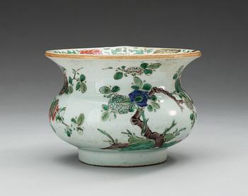 A famille verte spitoon, Qing dynasty, Kangxi (1662-1722).