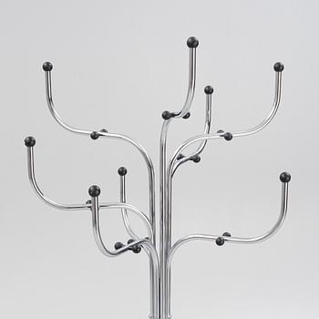 Sidse Werner, tamburmajor, "Coat Tree", Fritz Hansen, Danmark.