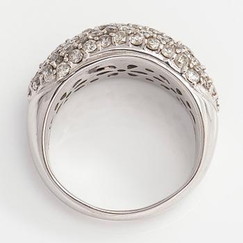 Ring, bombé, 18K vitguld och diamanter ca 2.00 ct tot enligt gravyr.