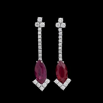 995. ÖRHÄNGEN, två navettslipade rubiner, 2.82/2.85 ct, briljantslipade diamanter, tot. ca 1.10 ct.