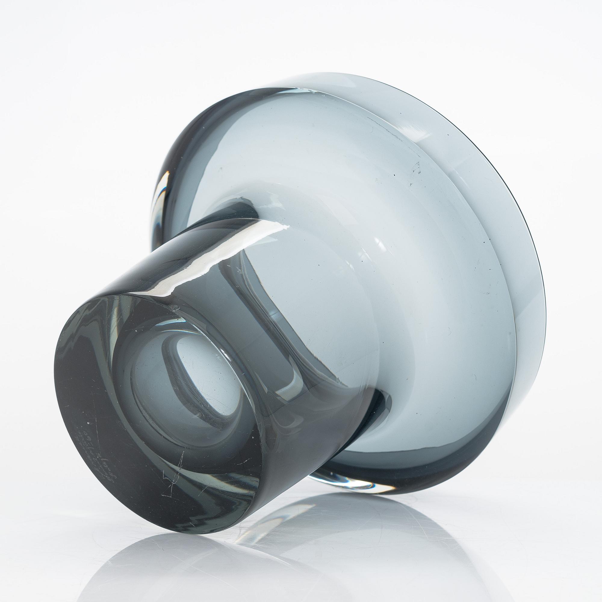 Kaj Franck, A glass vase, model KF 260. Signed K Franck Nuutajärvi Notsjö -60.