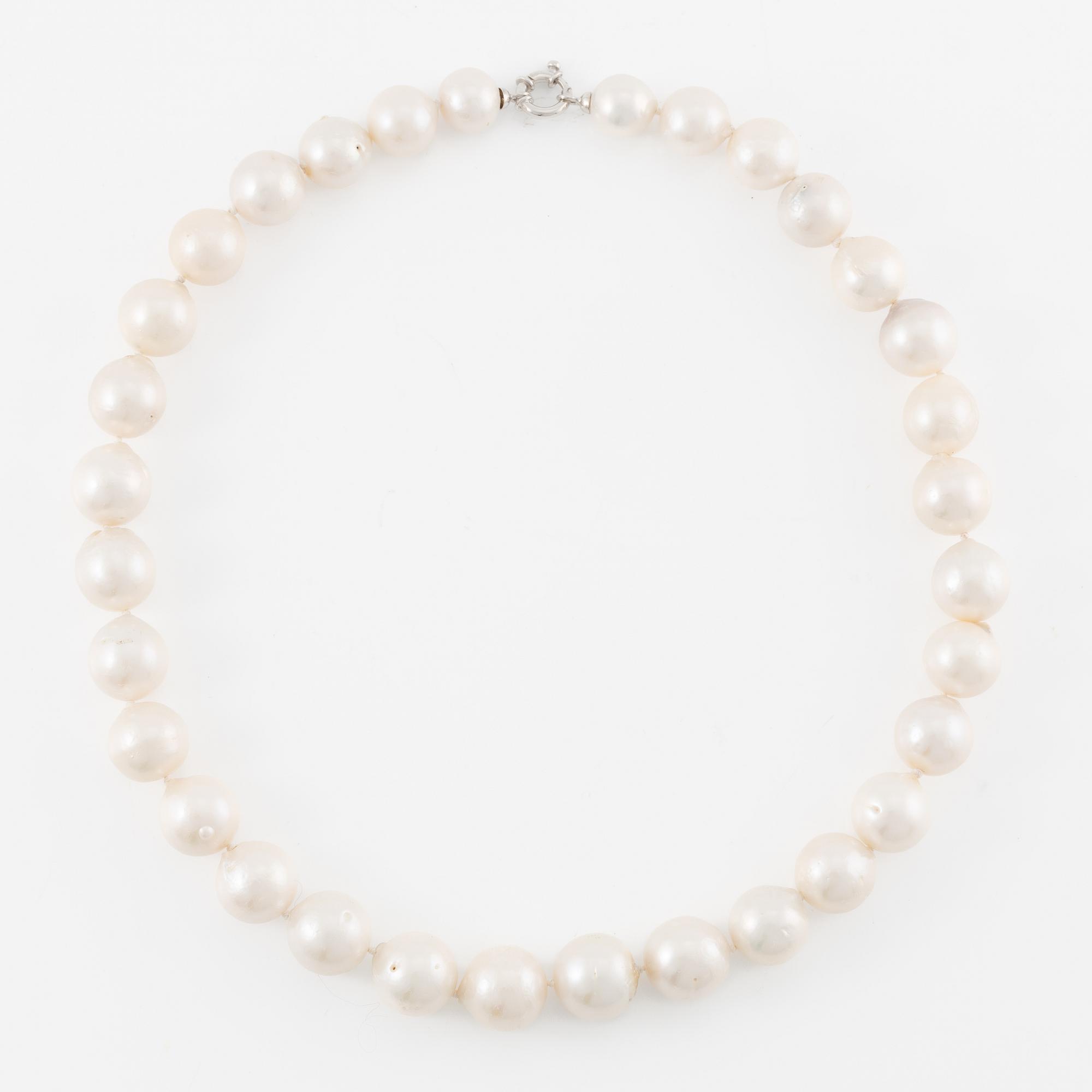 Necklace with cultured freshwater pearls, clasp 18K white gold.