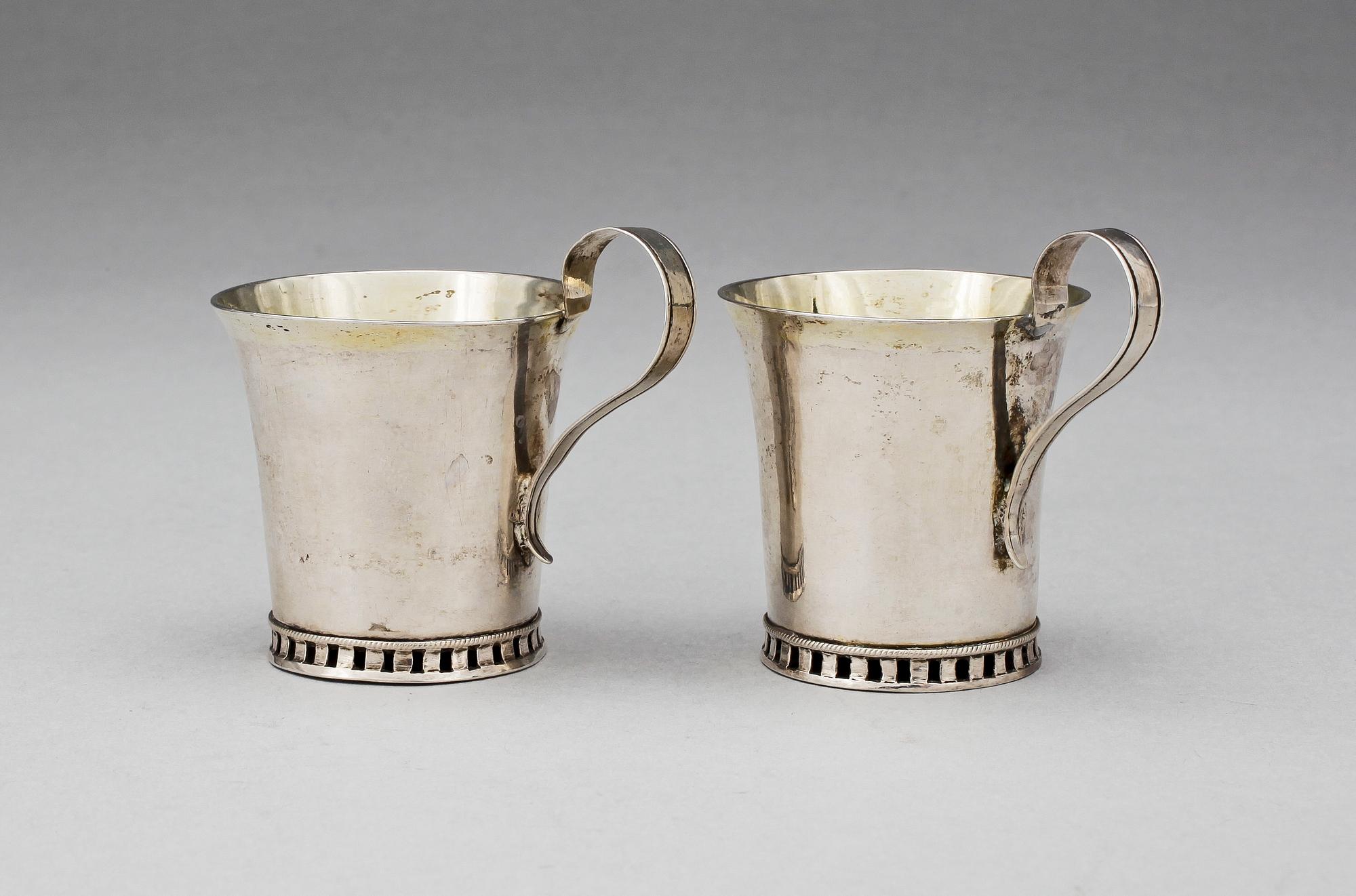 PUNCHMUGGAR, ett par, silver, sengustavianska, Eric Björkman, Eskilstuna, verksam 1796-1816. Tot ca 40 gr.