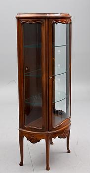VITRINSKÅP, rokokostil, 1900-tal.