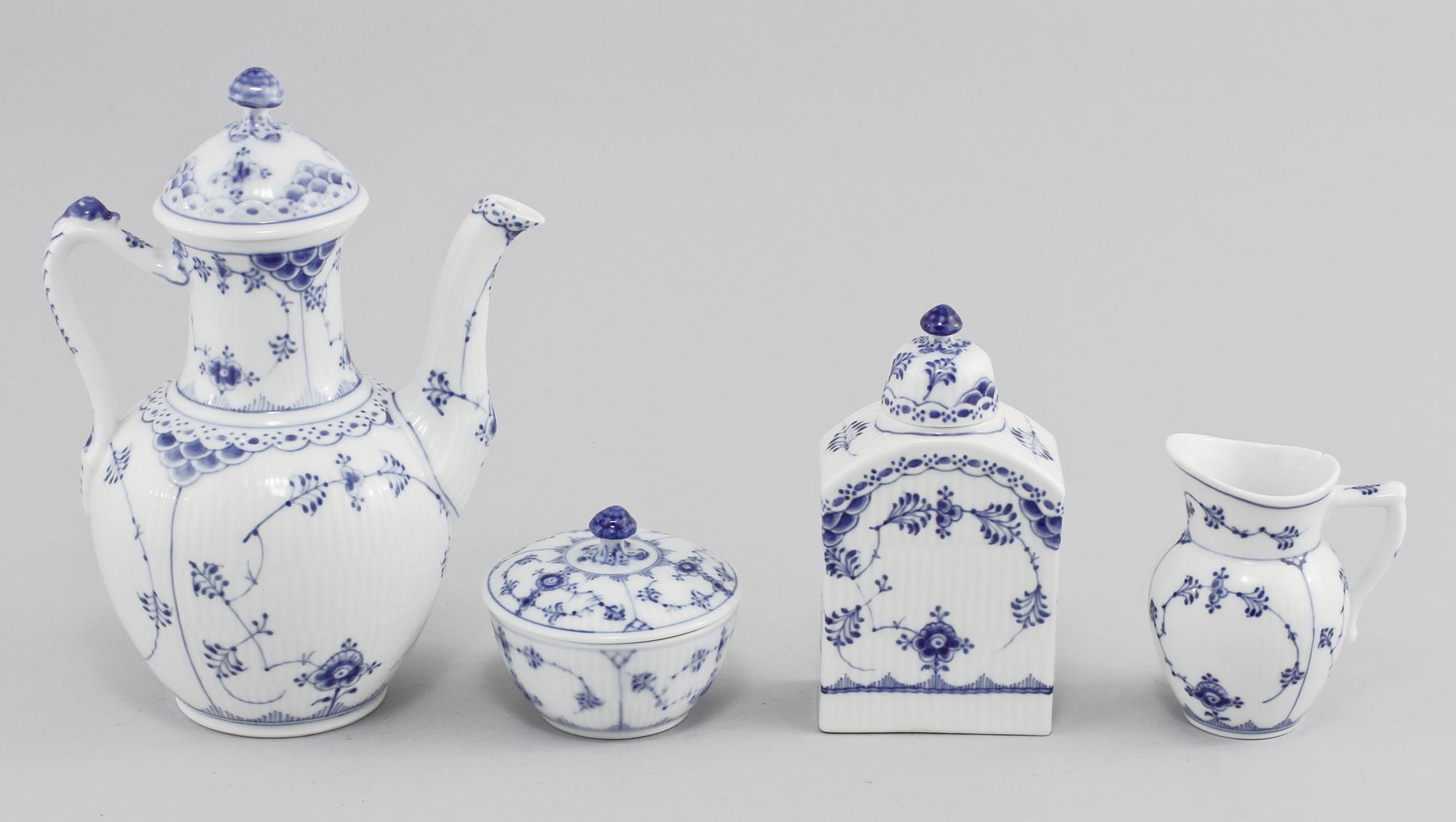 KAFFESERVIS, 35 delar, porslin,  "Musselmalet", Royal Copenhagen, 1900-talets andra hälft.