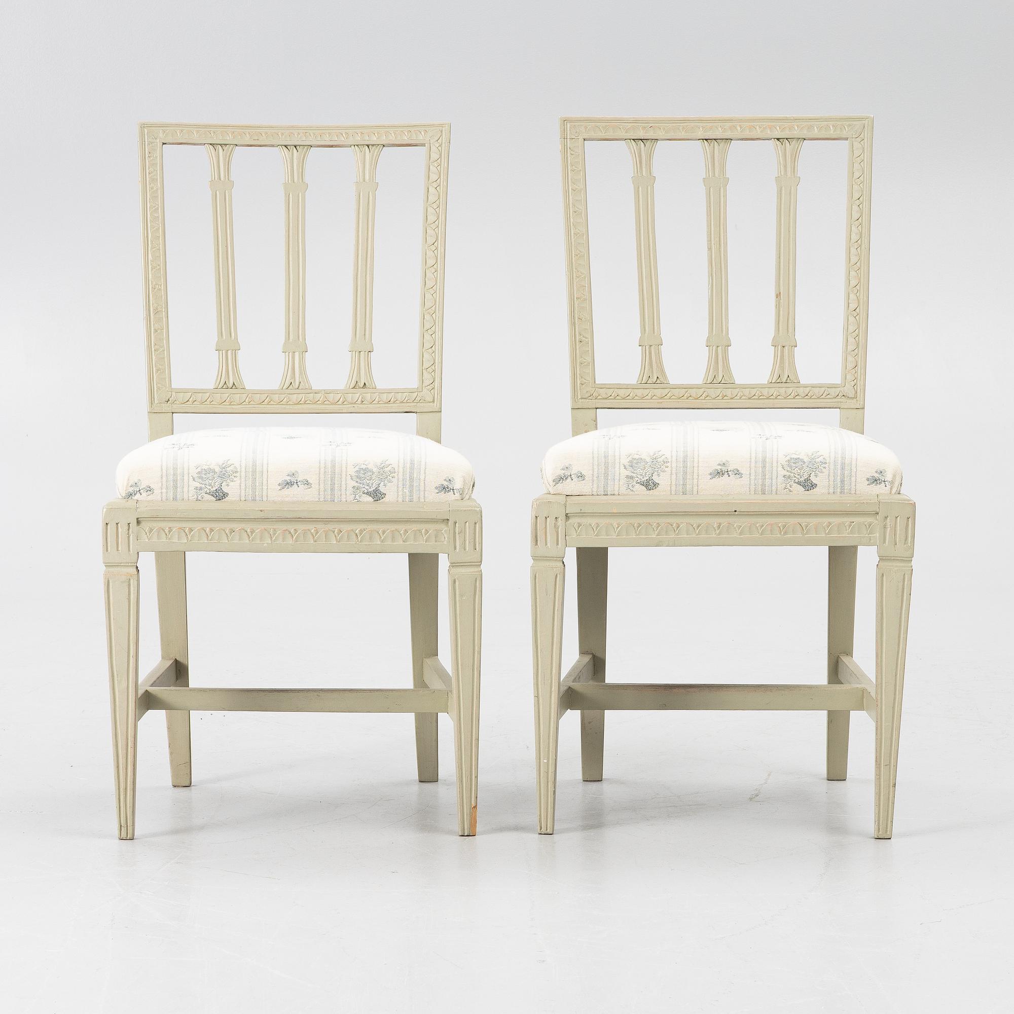 A pair of late Gustavian chairs from around the year 1800.