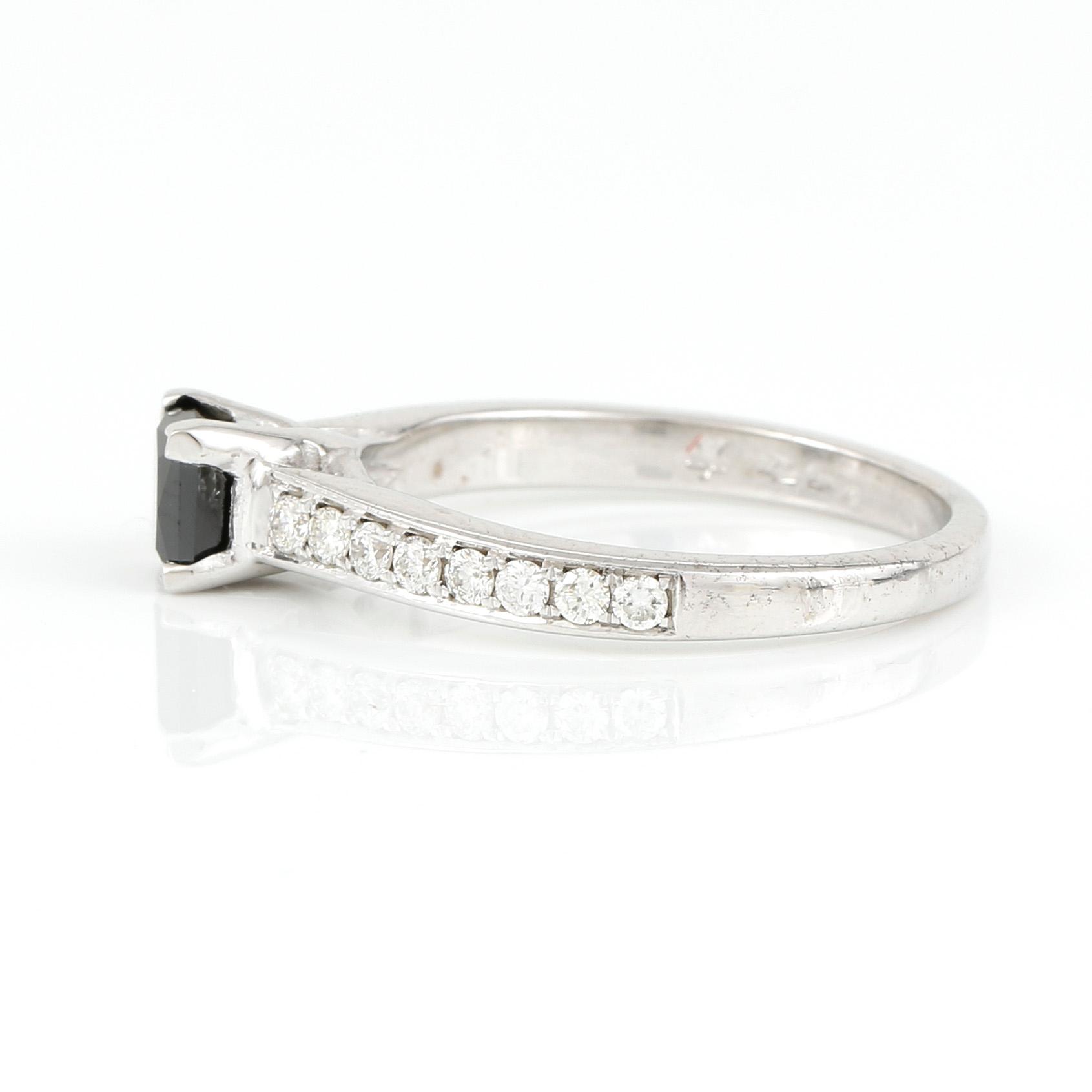 RING, 18K vitguld med svart trappslipad diamant 0,76 ct och briljantslipade diamanter tot ca 0,34 ct. Vikt 3,60 gram.