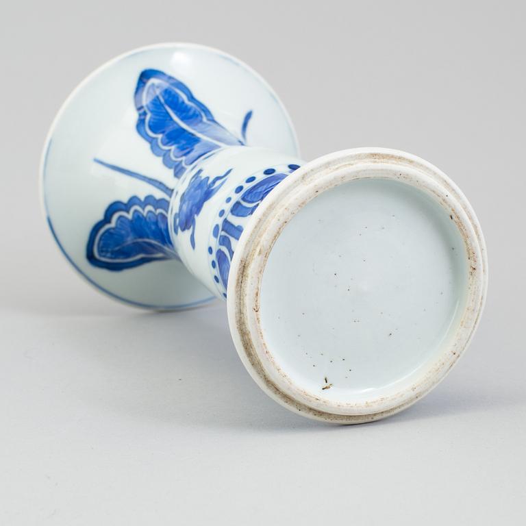 A chinese blue and white porcelain trumpet vase. Qing dynasty, Kangxi (1664-1722).