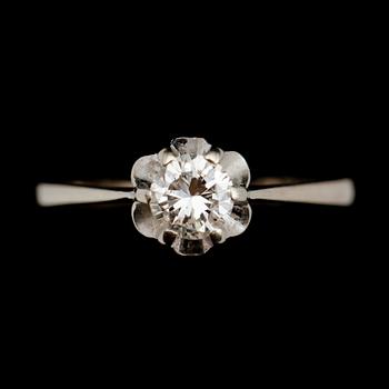 RING, 18 k vitguld, med briljantslipad diamant 0.45 ct enligt gravyr. Total vikt ca 2 g.