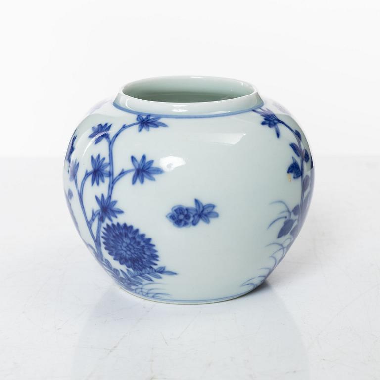 A Chinese blue and white porcelain brush washer, Qing dynasty, 18th century.