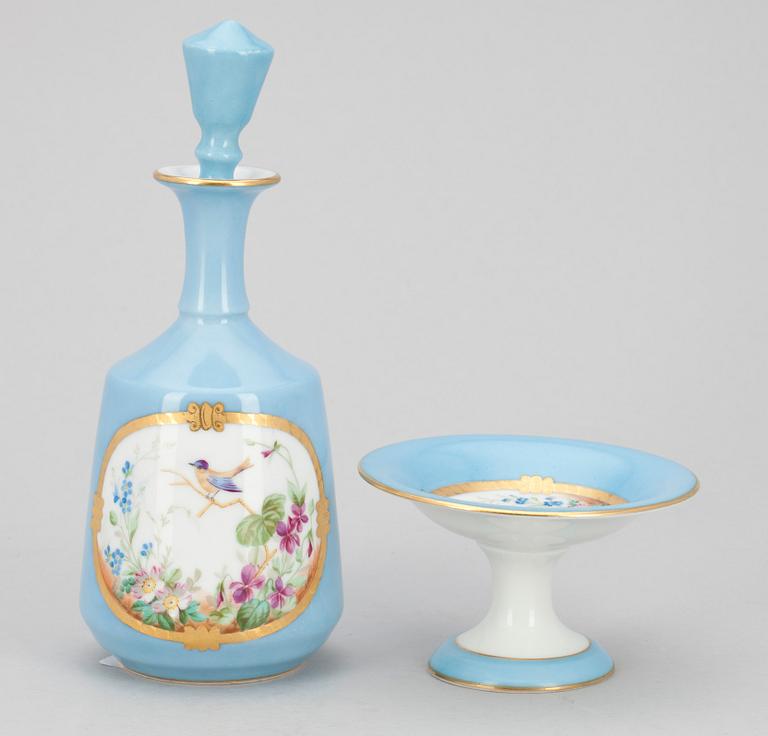 KARAFFER, ett par, samt SALTKAR,  porslin, Kornilov, St. Petersburg, Ryssland, 1800-talet slut.