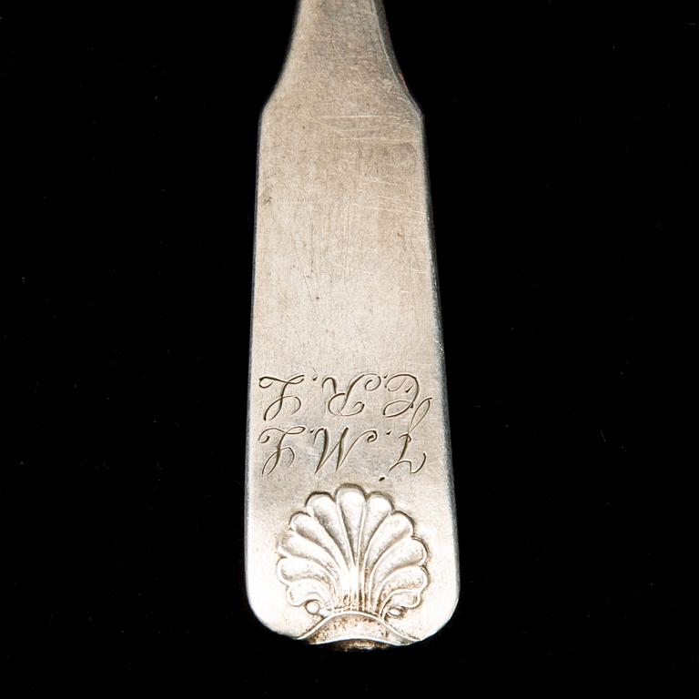 PARTI BESTICK, 44 delar, silver, "Mussla", finska stämplar, 1918-50. Tot vikt 1084,8 g.