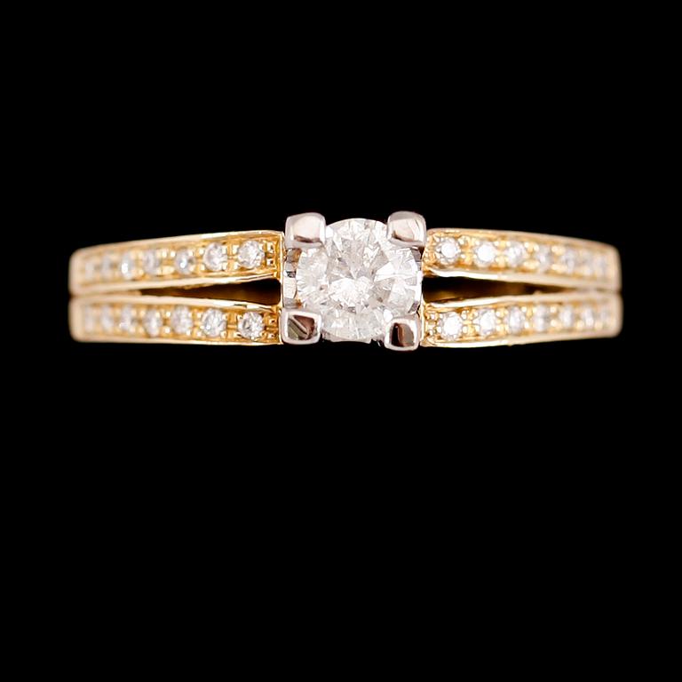 RING, 14 k gult guld och vitguld, briljantslipade diamanter tot ca 0.63 ct.