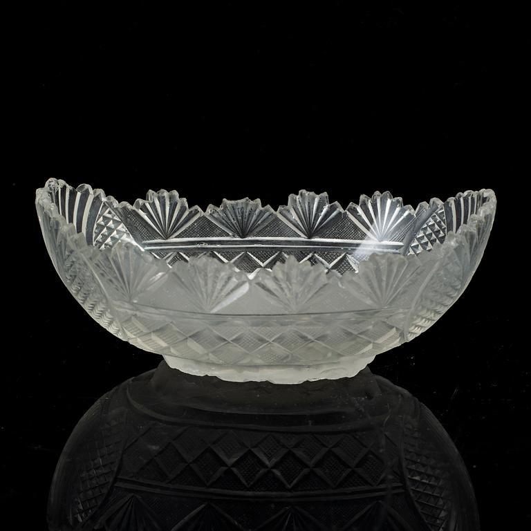 A set of three cut glass bowls, England, 19th Century.