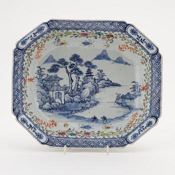 A blue and white and famille rose dish, Qing dynasty, Qianlong (1736-95).