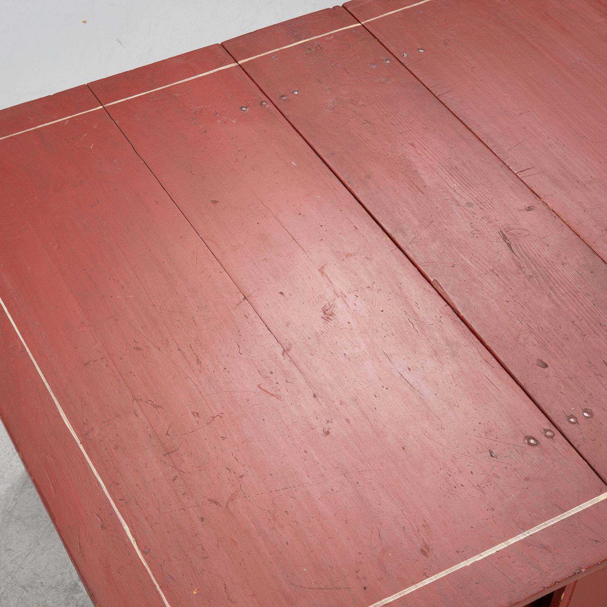 A gate leg table, 19th century.