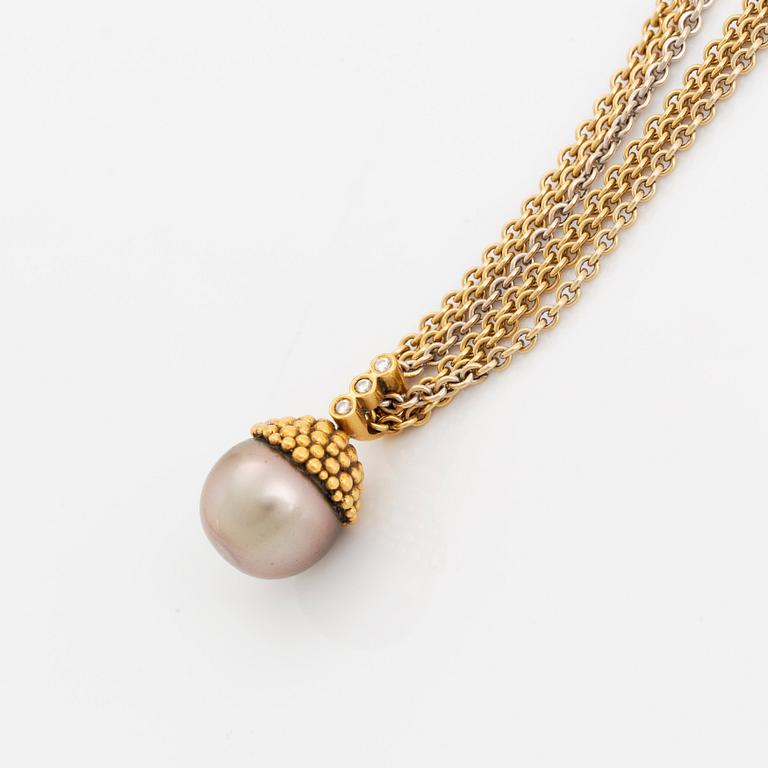 An 18K gold and cultured pearl necklace set with round brilliant-cut diamonds.