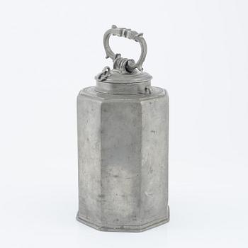 Prismflaska, tenn, av Magnus Söderberg, (mästare i Stockholm 1716-1746, änkan drev verkstaden till 1767).