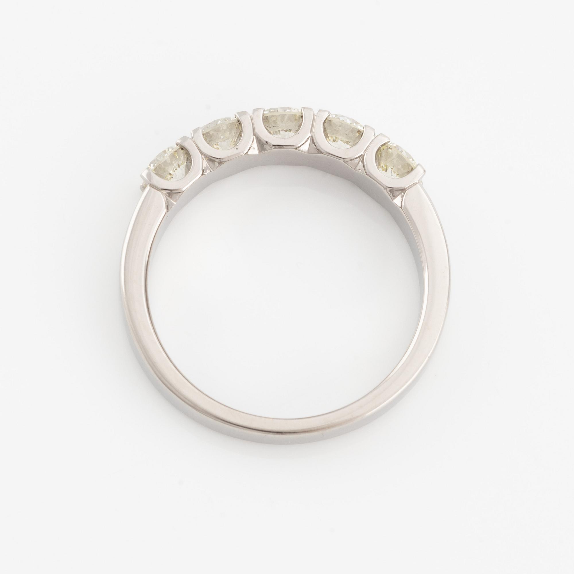 Ring in 14K gold with round brilliant cut diamonds.