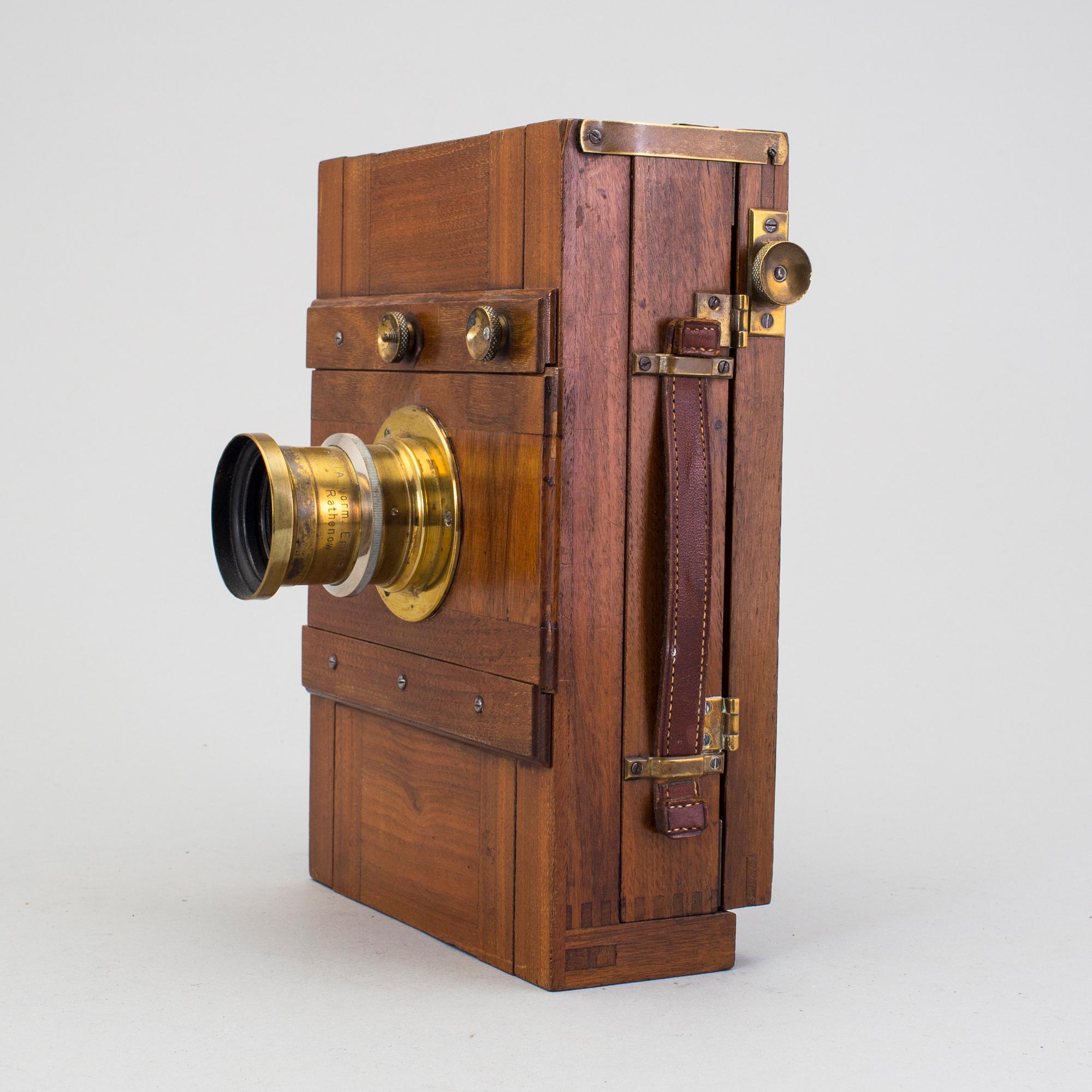 An early 20th century field camera.